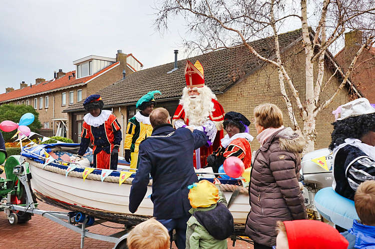 Aankomst van de Sint en zijn Zwarte Pieten in Waarder_017